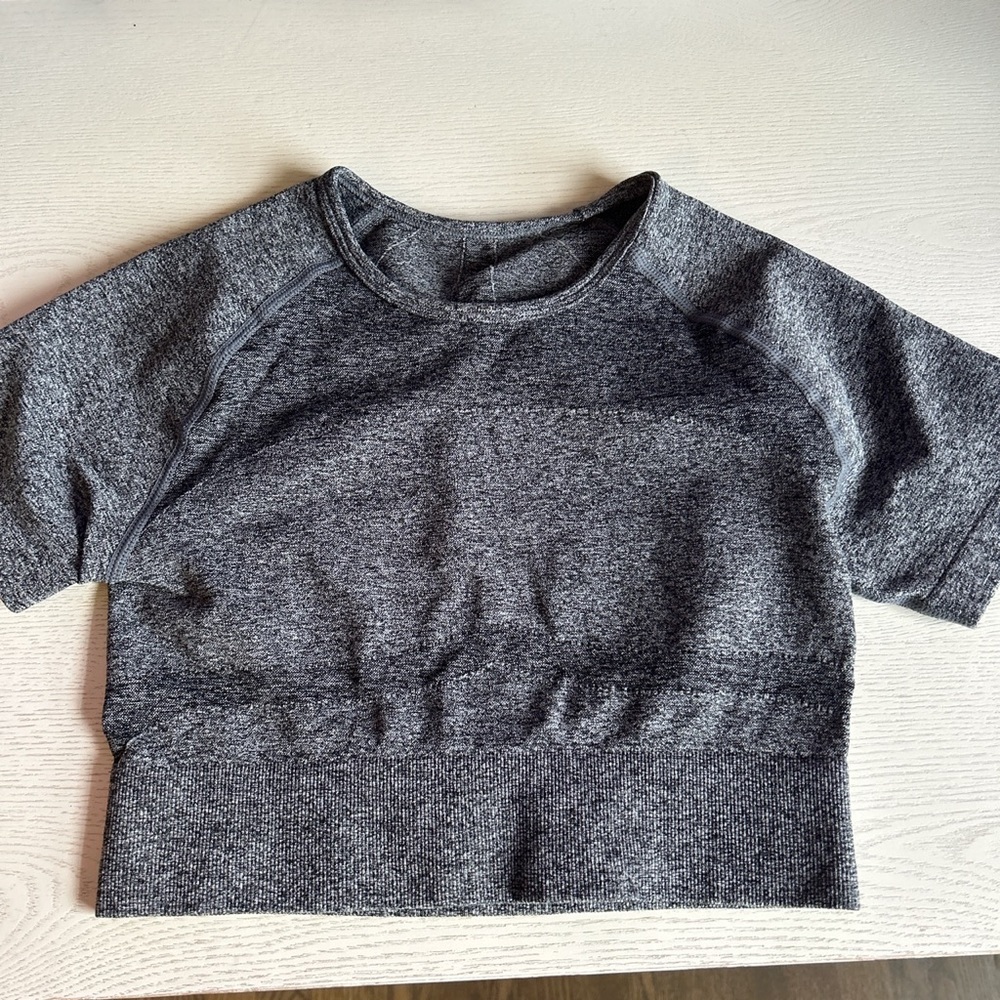 Workout crop top. Size 4 and stretchy. Gray.